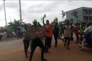 Malanville : A travers une manifestation contre la fermeture de la frontière, les apprentis des camionneurs crient leur ras-le-bol.